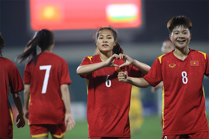 Trong hiệp 2, U20 nữ Việt Nam tiếp tục duy trì thế trận ấn tượng. Họ dồn ép U20 nữ Ấn Độ và tạo ra rất nhiều pha tấn công mạch lạc và đẹp mắt. Đáng tiếc, đội chủ nhà lại không thể tận dụng thời cơ để ghi bàn thắng vươn lên dẫn trước. Chung cuộc, U20 nữ Việt Nam hoà U20 nữ Ấn Độ với tỉ số 1-1. Kết quả này giúp các cô gái trẻ giành vé đi tiếp