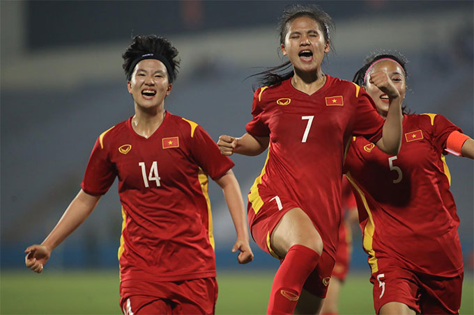 Phút 45+2. những nỗ lực của U20 nữ Việt Nam đã được đền đáp. Tạ Thị Thuỷ xử lý bóng khéo léo trước khi có đường trả ngược chuẩn xác cho Trần Nhật Lan. Tiền vệ này sút xa hiểm hóc đưa bóng đi dội cột dọc, nhưng ở tình huống thứ 2, Nhật Lan lần tiếp tục dứt điểm và cô đã có bàn thắng gỡ hoà 1-1.