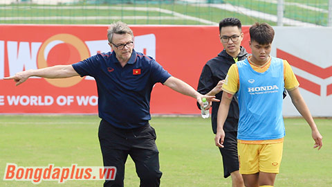 HLV Troussier thừa nhận một điểm yếu lớn của U23 Việt Nam