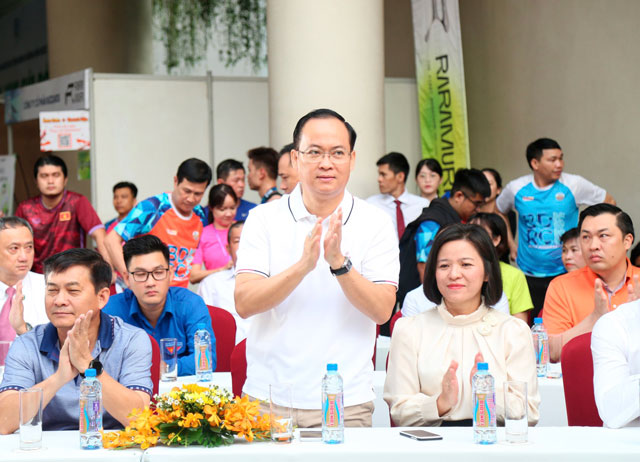 Ông Nguyễn Khoa Hải (áo trắng), Giám đốc Sở Văn hóa, Thể thao và Du lịch tỉnh Bình Dương