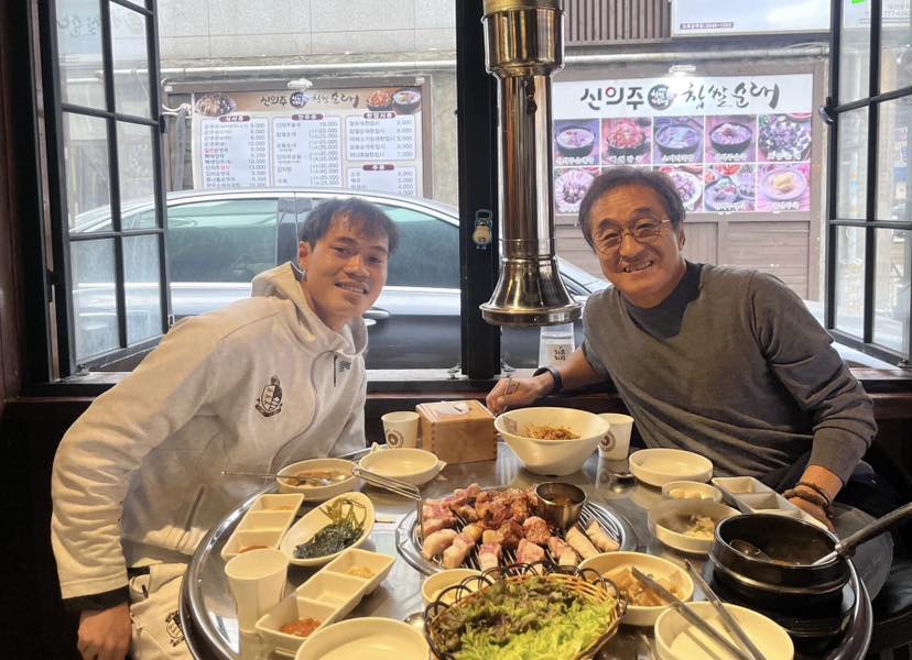 Văn Toàn và ông Lee đi ăn tối cùng nhau tại Hàn Quốc 