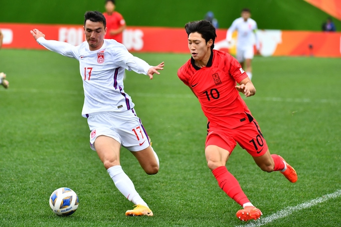 Imingari (trái) ghi bàn giúp U20 Trung Quốc bất ngờ vươn lên dẫn trước