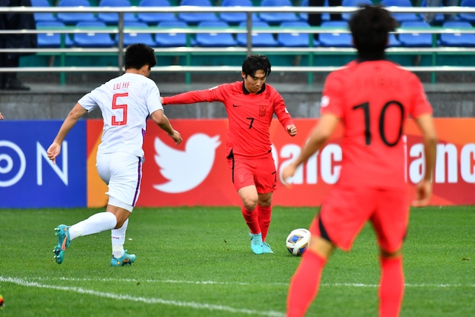 Kim Yong Hak (giữa) ghi bàn giúp U20 Hàn Quốc gỡ hòa 1-1
