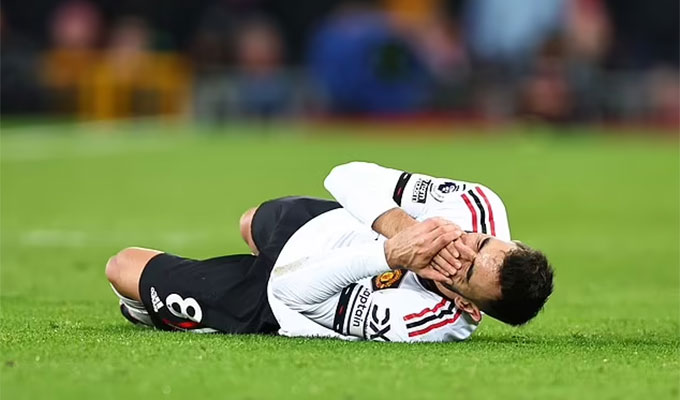 Pha ôm mặt ngã lăn xuống sân của Bruno ở trận thua thảm Liverpool bị chỉ trích nặng nề