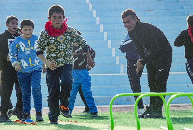 Trẻ em Tân Cương hăng say tập luyện để mong trở thành cầu thủ chuyên nghiệp