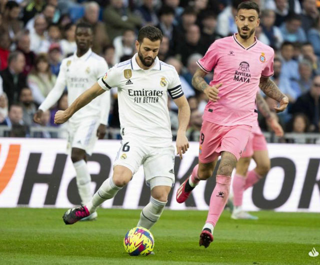Nacho (trái) thi đấu thăng hoa khi được xếp đá hậu vệ trái ở trận thắng Espanyol tối thứ Bảy vừa qua