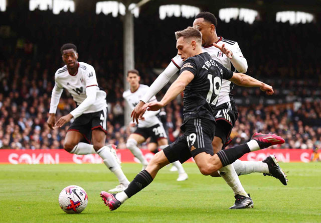 Trossard tỏa sáng với cú hat-trick trong trận thắng Fulham