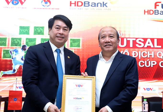 Ông Trần Minh Hùng – Phó Tổng Giám đốc VOV trao chứng thư cho Nhà tài trợ Kim cương HDBank