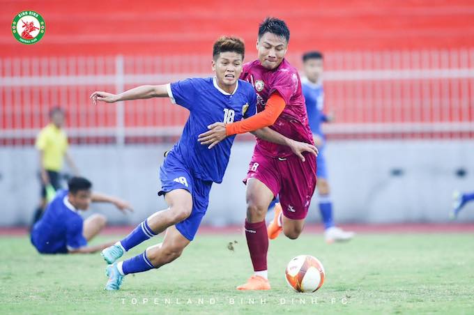 Bình Định (áo đỏ) đá tập với CLB Quảng Nam và thắng 1-0