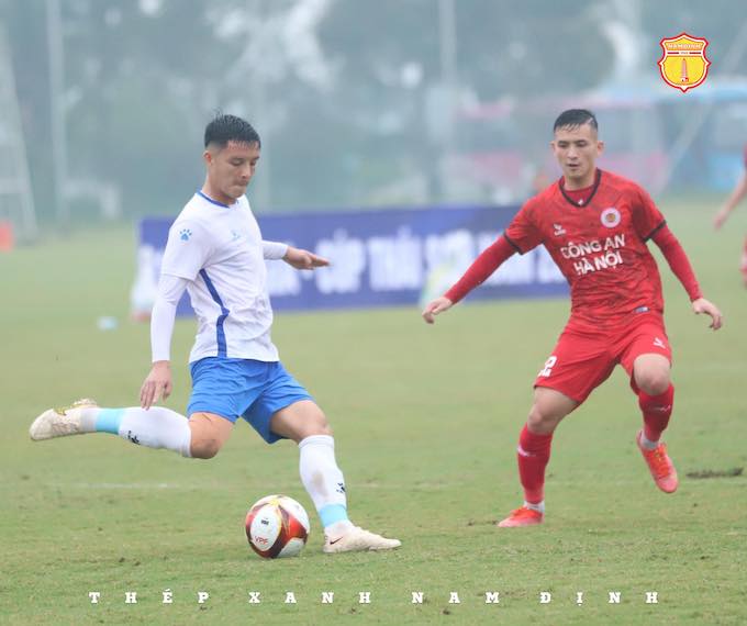 Nam Định (áo trắng) vừa có trận giao hữu với CA Hà Nội và hoà 1-1