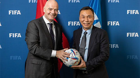 Chủ tịch VFF Trần Quốc Tuấn chúc mừng ông Gianni Infantino tái đắc cử Chủ tịch FIFA 