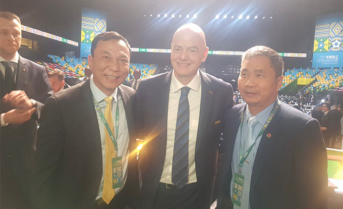 Chủ tịch LĐBĐVN Trần Quốc Tuấn và Tổng thư ký Dương Nghiệp Khôi chúc mừng Chủ tịch Giantino Inf tại Đại hội FIFA lần thứ 73