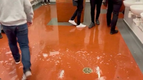 CĐV MU choáng nặng với nhà vệ sinh ngập nước tiểu tại Old Trafford