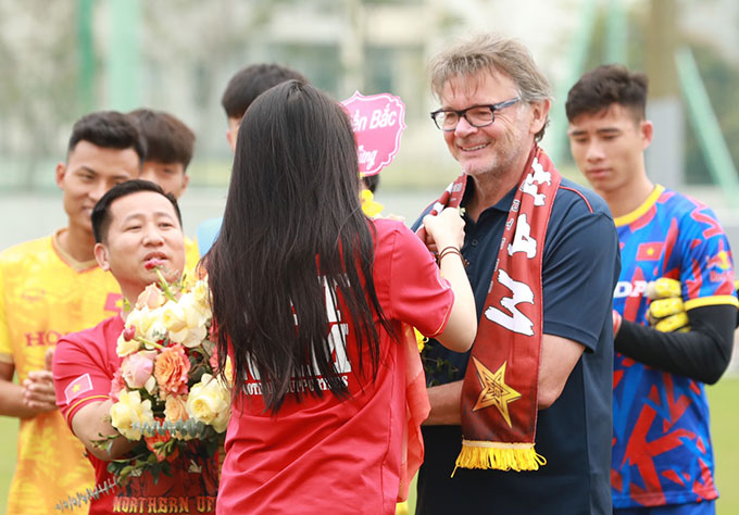 Trong buổi tập sáng 17/3, U23 Việt Nam đã nhận món quà động viên của Hội CĐV ĐT Việt Nam. Đây là sự khích lệ giúp ĐT U23 Việt Nam thêm quyết tâm hướng tới U23 Doha Cup 2023 tại Qatar 