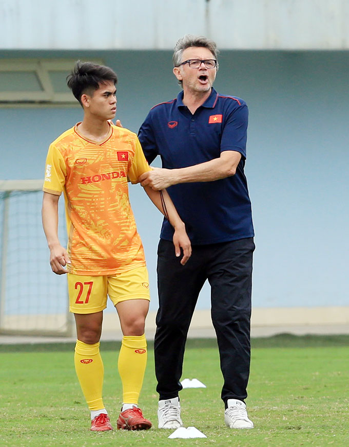 Ông có những hướng dẫn cho Khuất Văn Khang, cầu thủ từ U20 Việt Nam được đôn lên U23 Việt Nam 