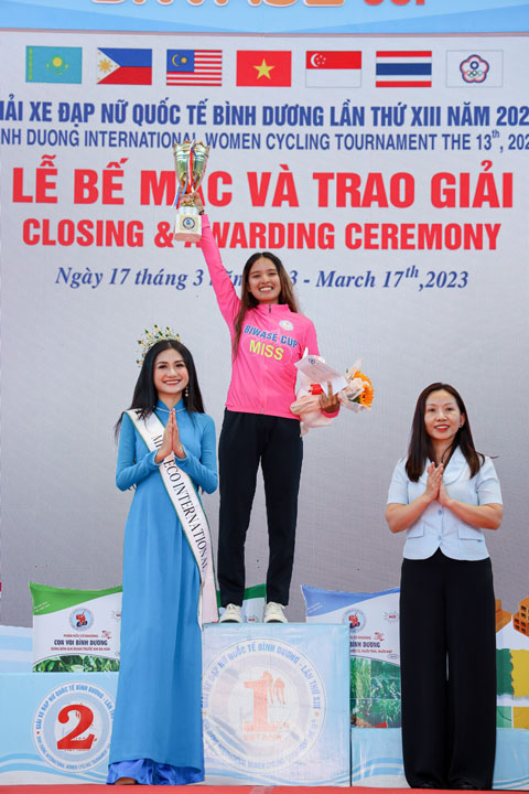 Bà Huỳnh Thị Thúy Phương - Phó Chủ tịch Hội Liên hiệp phụ nữ tỉnh và hoa hậu Nguyễn Thanh Hà trao thưởng cho VĐV đạt danh hiệu Miss Biwase Cup 
