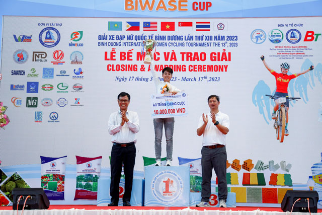 Ông Nguyễn Ngọc Vũ- TTK Liên đoàn xe đạp Mô tô thể thao VN và ông Nguyễn Thanh Hải - PTGĐ công ty CP Nhựa Bình Minh trao thưởng cho VĐV đạt áo trắng chung cuộc