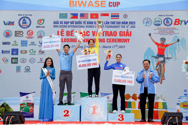Ông Trần Chiến Công - TGĐ công ty Biwase và hoa hậu Nguyễn Thanh Hà trao thưởng cho VĐV đạt áo vàng và các VĐV đạt hạng nhì, ba chung cuộc