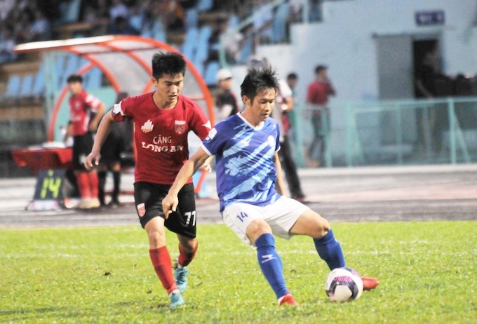 Tấn Tài (áo xanh) thi đấu trong màu áo Khánh Hoà ở mùa giải 2022