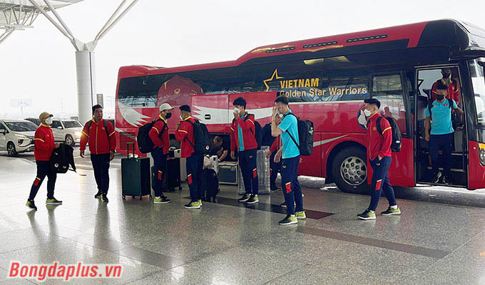Vào lúc 5h50, nhóm đầu tiên của U23 Việt Nam đã thu xếp hành lý rời Trung tâm đào tạo bóng đá trẻ Việt Nam để di chuyển tới sân bay Nội Bài (Hà Nội).