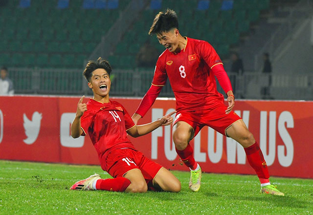 Văn Trường (phải) và Quốc Việt, những cầu thủ thuộc lứa U20 đều được đánh giá cao trên hàng công U23 Việt Nam ở giải đấu trên đất Qatar sắp tới