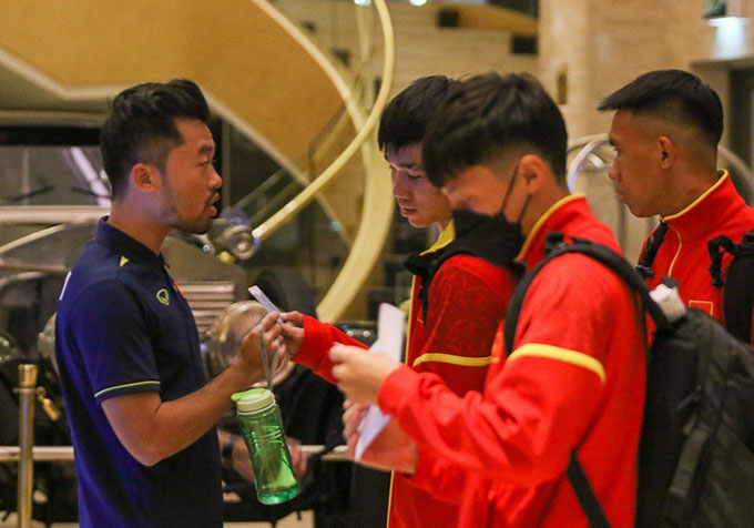 Trợ lý Lê Minh Dũng trò chuyện, hỏi han cầu thủ sau hành trình bay kéo dài đến 8 tiếng đồng hồ. Một số cầu thủ cũng khá mệt khi đến Qatar vào đêm muộn 