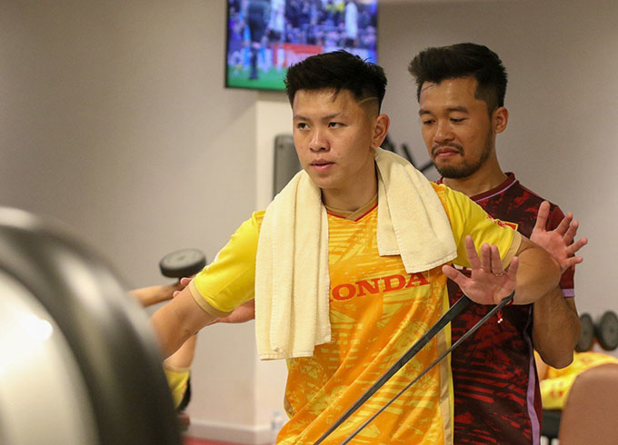 Trước đó vài tiếng đồng hồ, nhóm thứ 1 của U23 Việt Nam đã vào phòng tập gym tại khách sạn nhằm duy trì thể lực và sức mạnh 