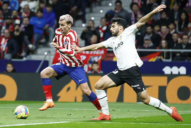 Tiền đạo Antoine Griezmann (trái) chơi như lên đồng trong trận Atletico tàn phá Valencia ở vòng mới nhất