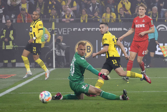 Guerreiro (số 13) góp 1 bàn thắng và 2 pha kiến tạo trong chiến thắng 6-1 của Dortmund trước Cologne