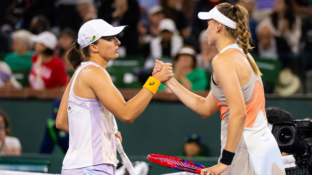 Iga Swiatek (trái) bất ngờ để Elena Rybakina loại tại bán kết Indian Wells Masters 2023