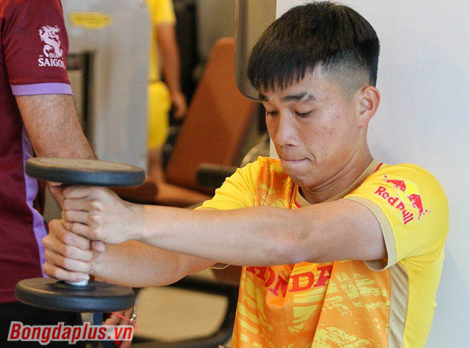 Sáng 20/3, theo giờ Qatar, U23 Việt Nam tập luyện ngay trong phòng gym của khách sạn Dusit. Đây từng là nơi mà ĐT Đức lưu trú ít ngày khi VCK World Cup 2022 diễn ra