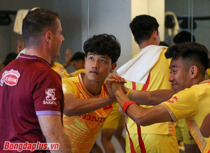 HLV thể lực Cedric Rogers trao đổi với cầu thủ U23 Việt Nam 
