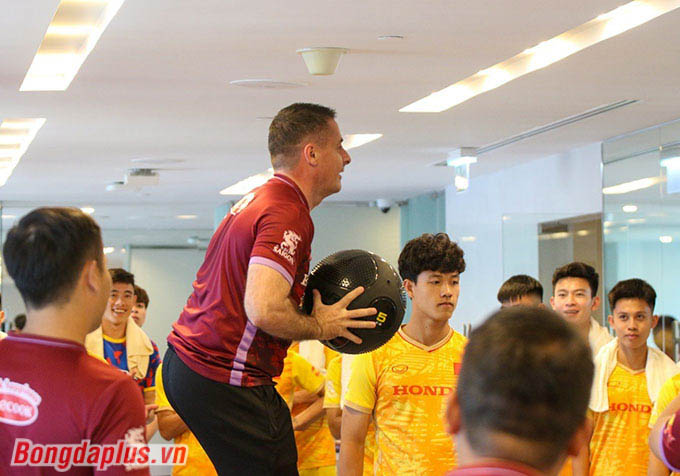 Chuyên gia thể lực Cedric Rogers hướng dẫn bài tập cho cầu thủ U23 Việt Nam 