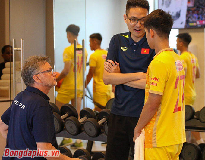 Ông trao đổi với Văn Khang về một số việc liên quan đến chuyên môn, trước trận đấu giữa U23 Việt Nam và U23 Iraq diễn ra rạng sáng 23/3 