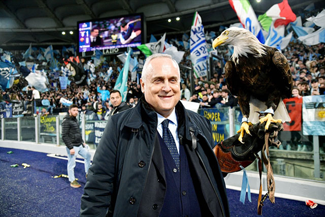 Ngay cả vị chủ tịch Claudio Lotito lịch lãm của Lazio cũng có những hành động quá khích trêu chọc đối thủ sau trận derby Rome