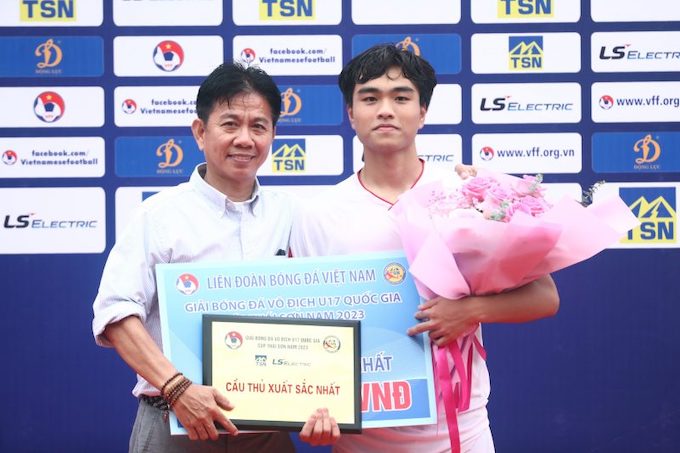 HLV Hoàng Anh Tuấn trao giải cho Công Phương - cầu thủ xuất sắc nhất giải U17 VĐQG 2023. Ảnh: Đức Cường