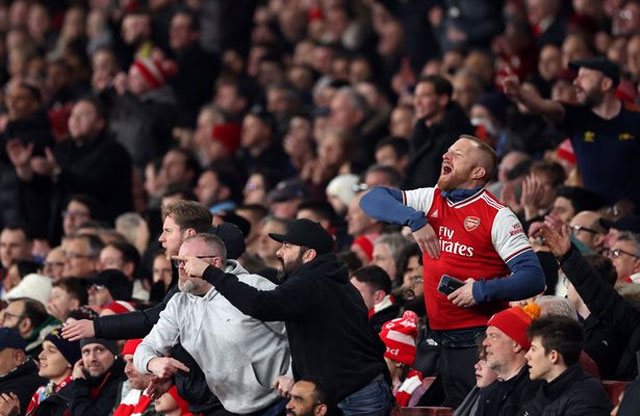 Fan Arsenal tỏ ra nghi ngờ về chấn thương của Haaland