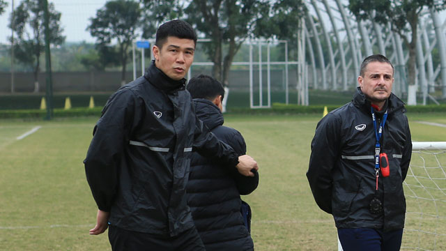 Trần Đức Cường (trái) trong vai trò trợ lý ở U20 Việt Nam tại VCK U20 châu Á 2023 