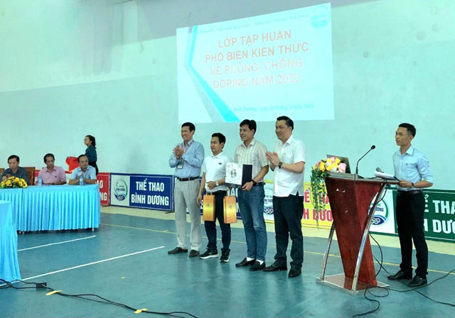 Ảnh: Ông Cao Văn Chóng - PGĐ Sở VH-TT và DL tỉnh Bình Dương tặng quà lưu niệm cho các giảng viên lớp tập huấn đến từ Trung tâm Doping và Y học Thể thao Quốc gia