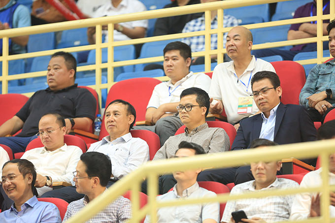 Tổng biên tập Tạp chí Bóng đá - Nguyễn Tùng Điển (thứ 2 từ phải sang) đến dự lễ khai mạc 