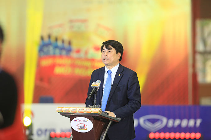 Đại diện nhà tài trợ giải đấu - HD Bank phát biểu tại lễ khai mạc