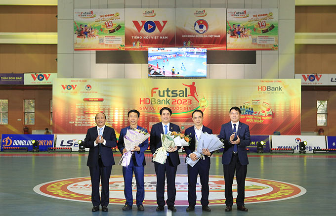 Ban tổ chức giải và nhà tài trợ Kim cương HDBank nhận hoa của lãnh đạo Đài Tiếng nói Việt Nam và Liên đoàn bóng đá Việt Nam.