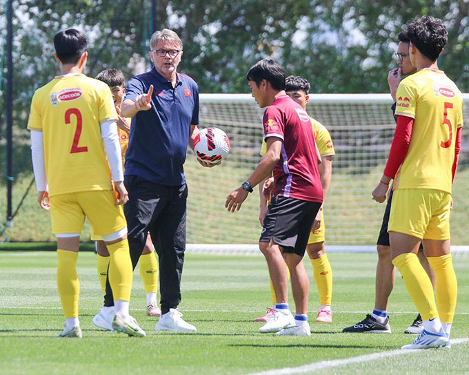 Liên quan đến trận đấu gặp U23 UAE sắp tới, ĐT U23 Việt Nam sẽ không có sự phục vụ của Tiến Long và Minh Khoa. Hai cầu thủ này nhận thẻ đỏ trong trận đấu với U23 Iraq và phải nghỉ thi đấu 1 trận.