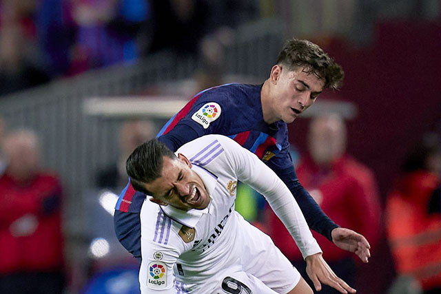 Tân HLV De la Fuente sẽ phải giải quyết bất hòa giữa những cầu thủ Real (áo sáng) và Barca trên ĐT Tây Ban Nha