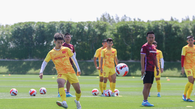Cầu thủ U23 Việt Nam tập dứt điểm trong các buổi tập
