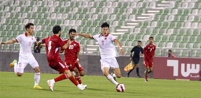 U23 Việt Nam (áo trắng) sẽ kiên định với lối chơi đã đề ra