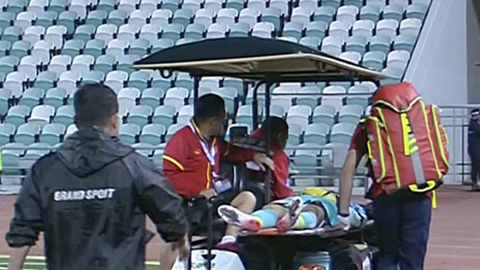 Thủ môn U23 Việt Nam nhập viện khi đập đầu vào cột dọc