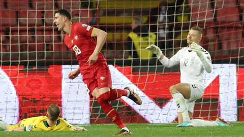 Tiền đạo Dusan Vlahovic ăn mừng bàn ấn định chiến thắng 2-0 của ĐT Serbia trước Lithuania