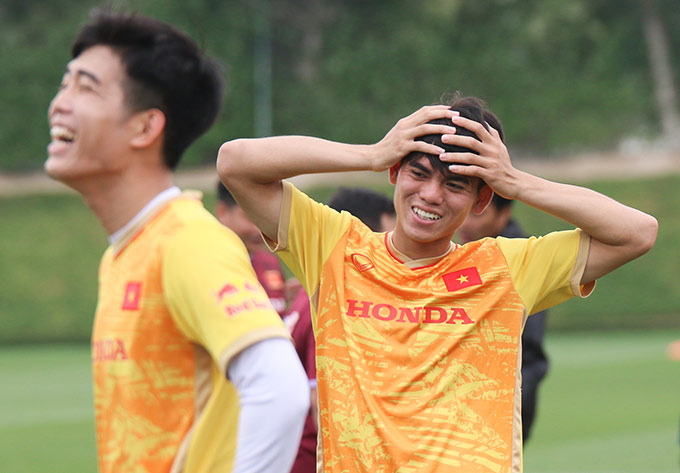 Khuất Văn Khang, nhân tố trẻ của U23 Việt Nam hào hứng tham gia thử thách vui vẻ với các đàn anh
