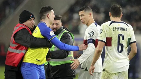  Ronaldo thể hiện đẳng cấp khi gặp fan cứng